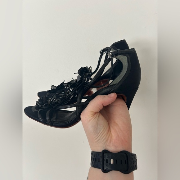 Tory Burch Black Leather Blossom Floral Embellished Sandals Size 6.5 - Picture 3 of 8